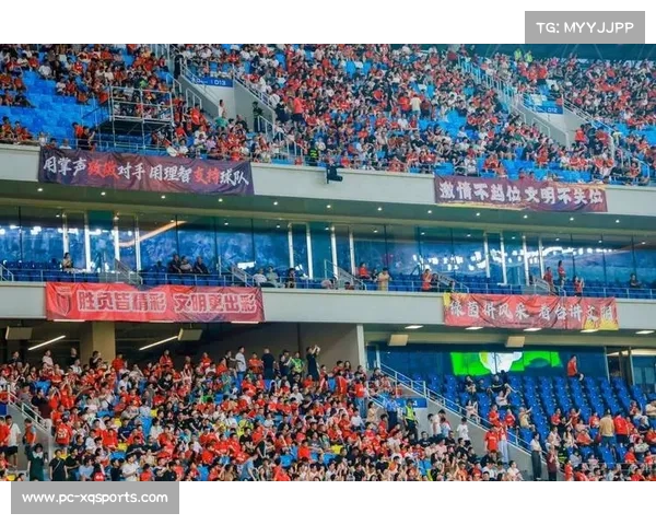 中超球迷文化双面性:凤凰山狂热氛围与歧视行为并存